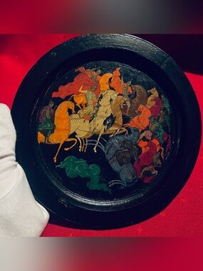 Vintage hand-painted Russian lacquer decorative plate Palekh
